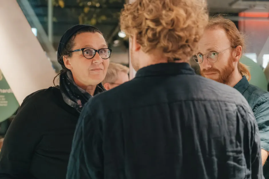 Drei Besucher*innen im Gespräch